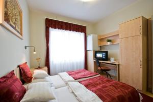 Postel nebo postele na pokoji v ubytování Hotel Kerpely