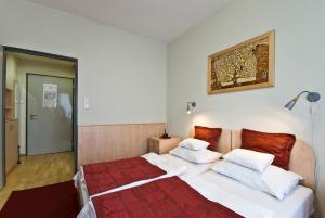 Postel nebo postele na pokoji v ubytování Hotel Kerpely