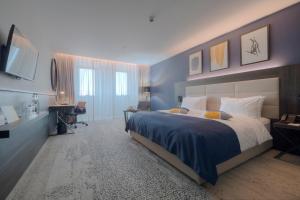 Katil atau katil-katil dalam bilik di voco - Podgorica by IHG