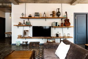 A television and/or entertainment centre at Hotel Jimla