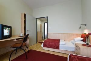 מיטה או מיטות בחדר ב-Hotel Kerpely