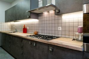 A kitchen or kitchenette at Hotel Jimla