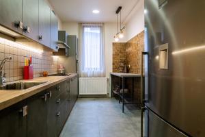 A kitchen or kitchenette at Hotel Jimla