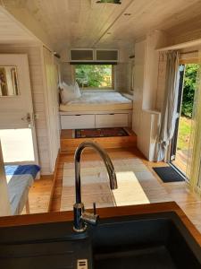 eine Küche mit Spüle in einem winzigen Haus in der Unterkunft Tiny House Steirerbua in Birkfeld