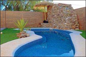 Bazén v ubytování Chalet acogedor con piscina nebo v jeho okolí + 12 fotografií