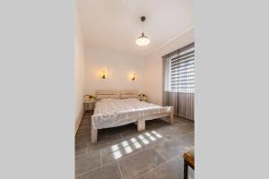 1 dormitorio con cama y ventana en Apartment Amula en Korčula
