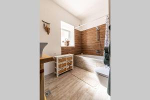 łazienka z wanną, toaletą i umywalką w obiekcie Apartment Amula w Korčuli +15 zdjęć