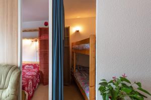 Zimmer mit einem Etagenbett und einem Wohnzimmer in der Unterkunft L'Arly in Flumet