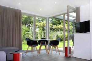 sala de estar con mesa y 4 sillas en Cube-House Ferienhaus in Franken en Volkach
