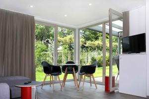 TV a/nebo společenská místnost v ubytování Cube-House Ferienhaus in Franken