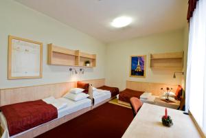 Postel nebo postele na pokoji v ubytování Hotel Kerpely