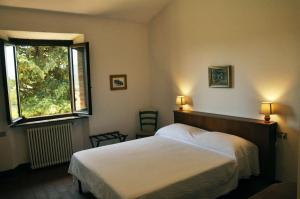 A bed or beds in a room at La Colombera in Toscana