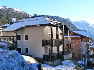 a small house with snow on the roof at Bilocale Alberti - Vigo in Madonna di Campiglio