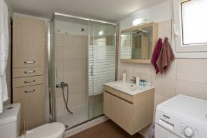 A bathroom at Xατζηράδος Még 34 kép