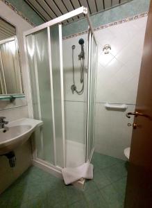 een badkamer met een douche en een wastafel bij Lively Hotel in Bellaria-Igea Marina