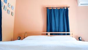MongioveにあるStanza di Gioveのベッドルーム1室(青いカーテン付きのベッド1台付)