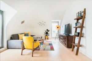 Ruang duduk di Luxury Apartment by MyPlaceForYou, very quiet, close to Time Out Market Lisbon