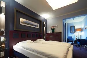 Postel nebo postele na pokoji v ubytování Hotel und Weinhaus Zum Krug