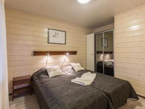 レヴィにあるHoliday Home Sointuilevi 2 d 13 by Interhomeの木製の壁のベッドルーム1室(ベッド1台付)