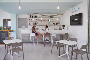 two women sitting at a table in a restaurant at Il Varo a Mare in Punta Braccetto