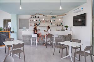 Deux femmes assises à une table dans un restaurant dans l'établissement Il Varo a Mare, à Punta Braccetto