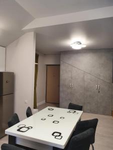 a meeting room with a white table and chairs at Apartament Ozon Poiana Brasov in Poiana Brasov +28 photos