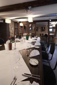 Restaurace v ubytování Hotel und Weinhaus Zum Krug