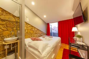 uma casa de banho com uma cama e um lavatório num quarto em The Bridge em Lisboa