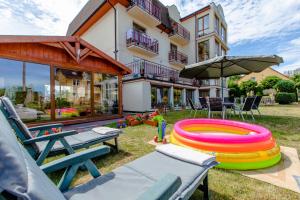a backyard with a frisbee and a table and chairs at Willa Major in Dziwnów