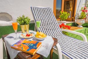 stół z talerzem jedzenia na krześle w obiekcie CASA ENZO con vista mare w Amalfi +37 zdjęć