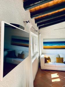 een woonkamer met een witte bank en een raam bij Appartamento la Darsena in Porto Rotondo