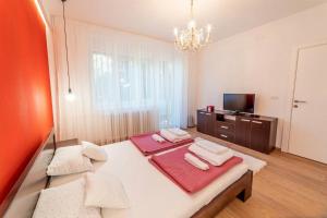 una sala de estar con 3 almohadas en una mesa en Apartman Danube lux, en Novi Sad