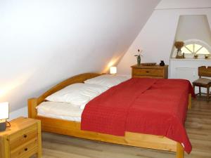ボルンにあるApartment Spitzgatt by Interhomeのベッドルーム1室(木製ベッド1台、赤い毛布付)