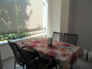 comedor con mesa, sillas y ventana en Apartments Romano, en Rovinj