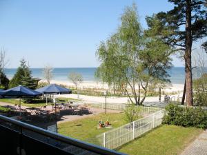 desde el balcón de un complejo con vistas a la playa en Apartment Blaumuschel - LUB113 by Interhome, en Lubmin