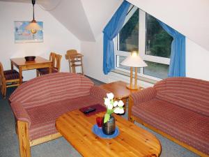ein Wohnzimmer mit einem Sofa und einem Tisch in der Unterkunft Apartment Blaumuschel - LUB108 by Interhome in Lubmin