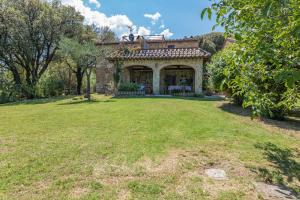 A garden outside Villa Rachele