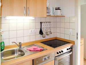 ツィノヴィッツにあるHoliday Home Im Kiefernweg by Interhomeのキッチン(シンク、カウンタートップ付)