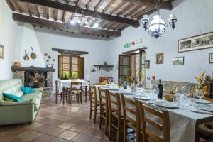 comedor grande con mesa larga y sillas en Villa Rachele, en Monte Amiata