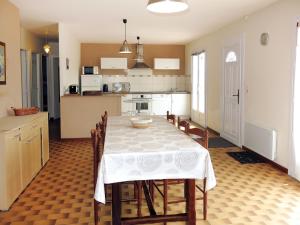 cocina y comedor con mesa y sillas en Holiday Home Le Maupas by Interhome, en La Tranche-sur-Mer