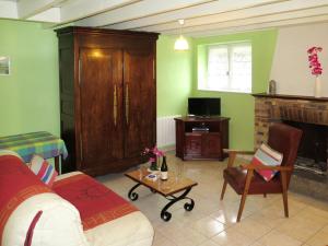 - un salon avec un canapé et une cheminée dans l'établissement Holiday Home L'Egven - CLG101 by Interhome, à Matignon