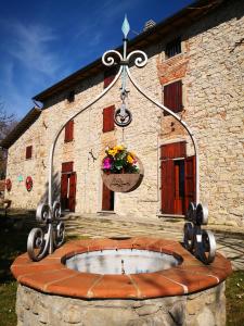 un edificio de piedra con un plantador de flores delante de él en La Giuncaia en Pieve Santo Stefano