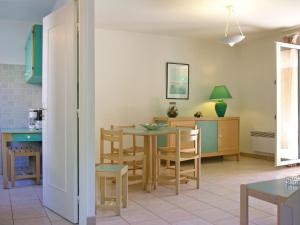 cocina y comedor con mesa y sillas en Holiday Home Les Chênes - MAA200 by Interhome, en Borgo