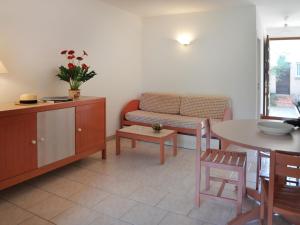 - un salon avec un canapé et une table dans l'établissement Holiday Home Les Chênes - MAA200 by Interhome, à Borgo