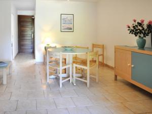 - une cuisine et une salle à manger avec une table et des chaises dans l'établissement Holiday Home Les Chênes - MAA200 by Interhome, à Borgo