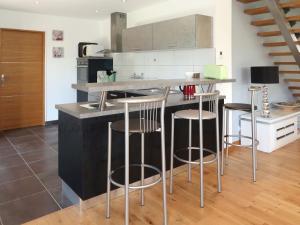 kuchnia z blatem i stołkami barowymi w obiekcie Holiday Home Ty Annik - TGC115 by Interhome w mieście Trégunc