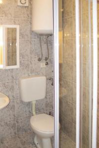 Ένα μπάνιο στο Apartment Giuliano-3 by Interhome +7 φωτογραφίες
