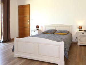 białe łóżko z 2 poduszkami w sypialni w obiekcie Holiday Home Ty Annik - TGC115 by Interhome w mieście Trégunc