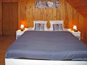 Plounévez-LochristにあるHoliday Home Entre Terre et Mer - PLR200 by Interhomeのベッドルーム1室(大型ベッド1台、ナイトスタンド2台付)