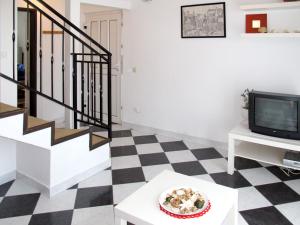 TV a/nebo společenská místnost v ubytování Holiday Home Ada by Interhome + 7 fotografií